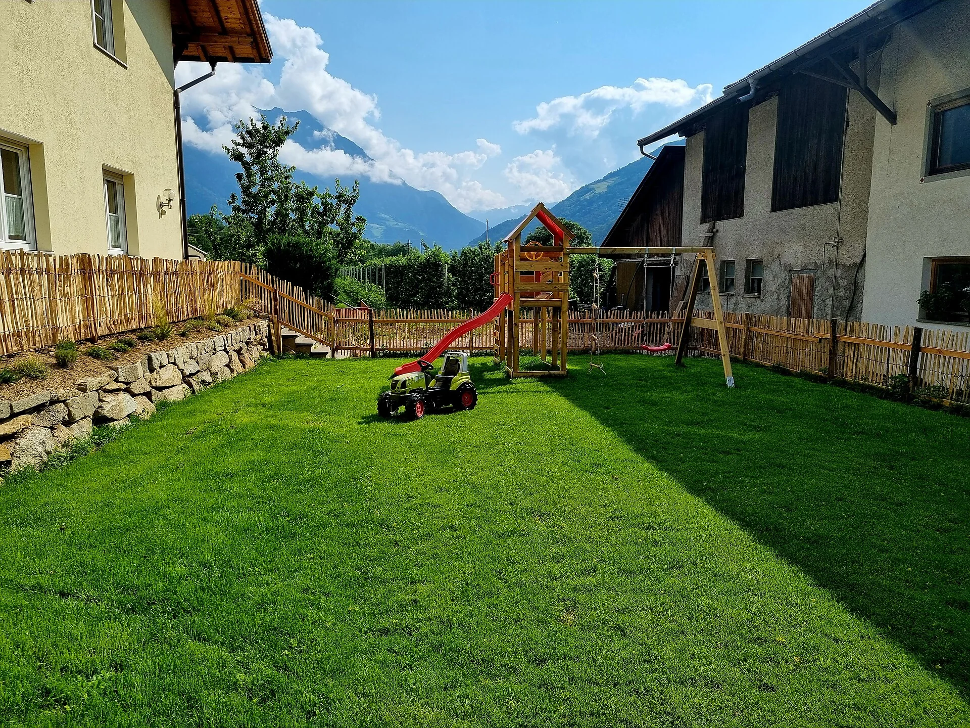 Garten und Spielplatz am Gartnerhof mit Bergblick