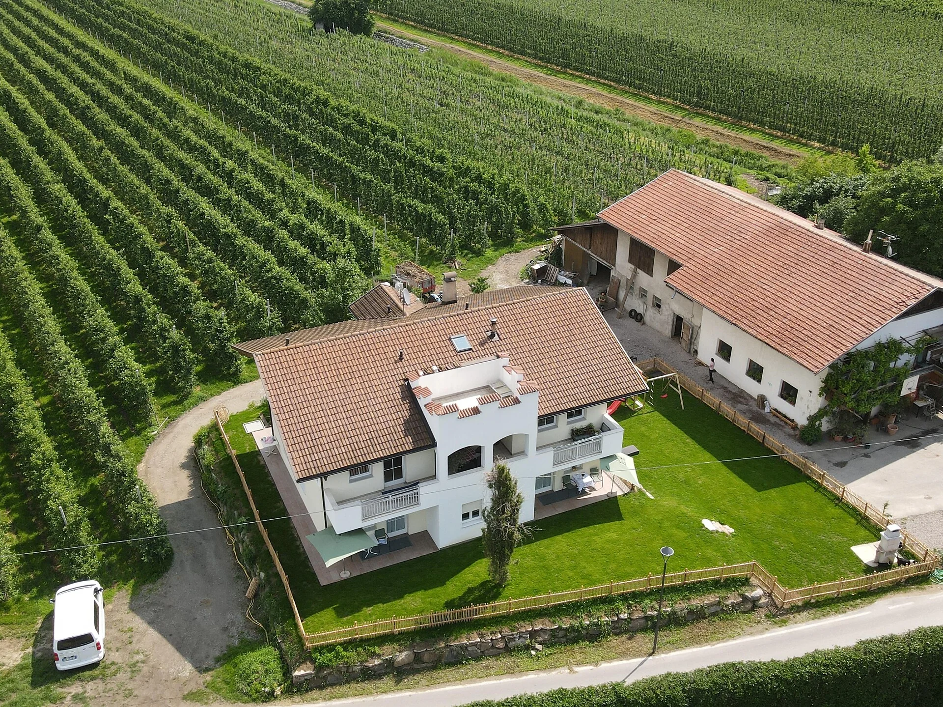 Der Gartnerhof inmitten der Apfelgärten von Plaus