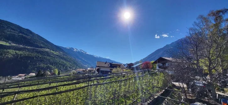 Panoramablick über den Gartnerhof und die umliegenden Apfelgärten